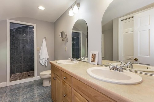 Traditional bathroom with arched mirror